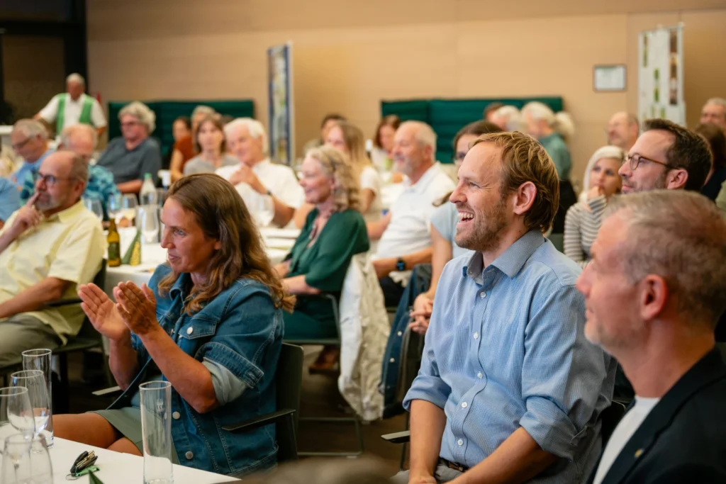 Menschen bei der 40 Jahr Feier