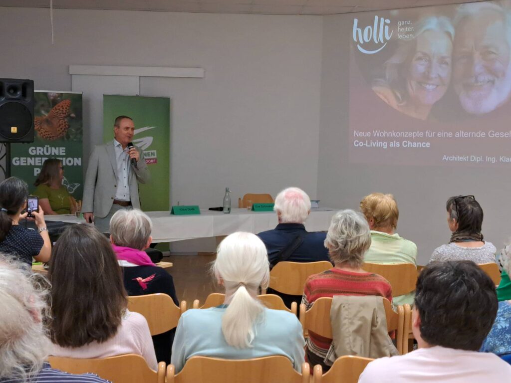 Anders Wohnen Vortragender mit Publikum von hinten