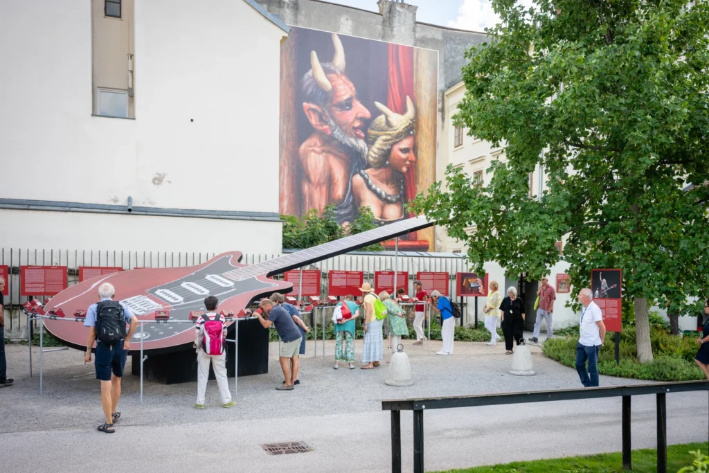 Menschen bei der Fotoausstellung in Baden 2026