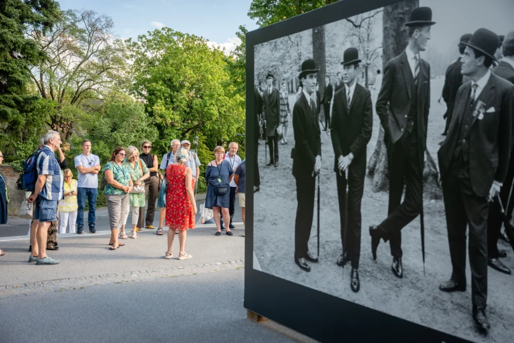 Menschen bei der Fotoausstellung in Baden 2026, im Vordergrund ein Schwarzweiß Foto