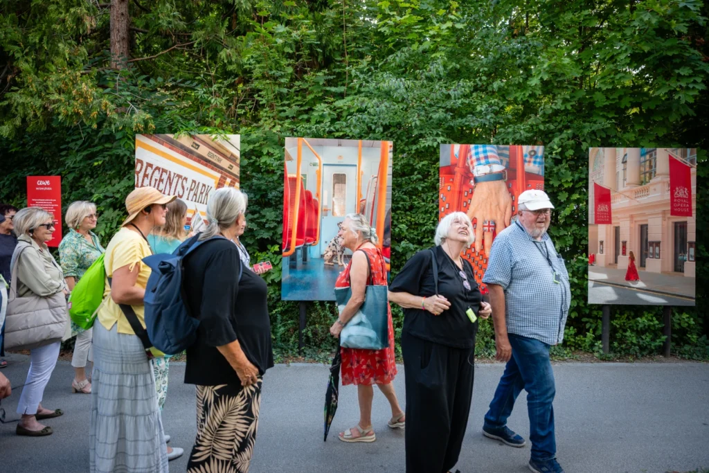 Menschen bei der Fotoausstellung in Baden 2026