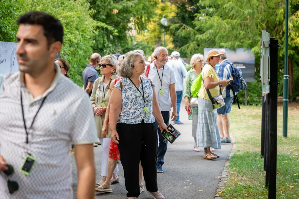 Menschen bei der Fotoausstellung in Baden 2026